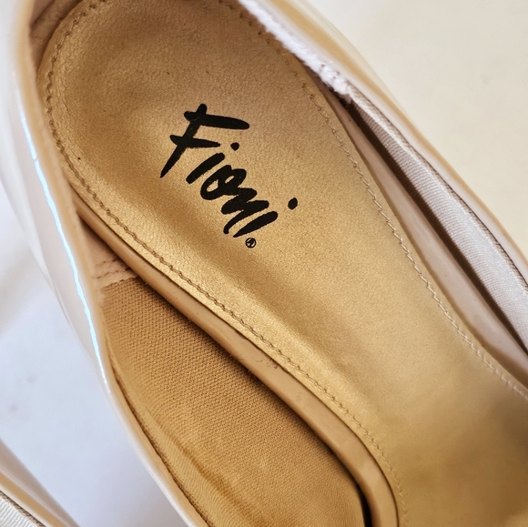 Fioni Women's Tan Peep Toe Heels - Picture 9 of 10